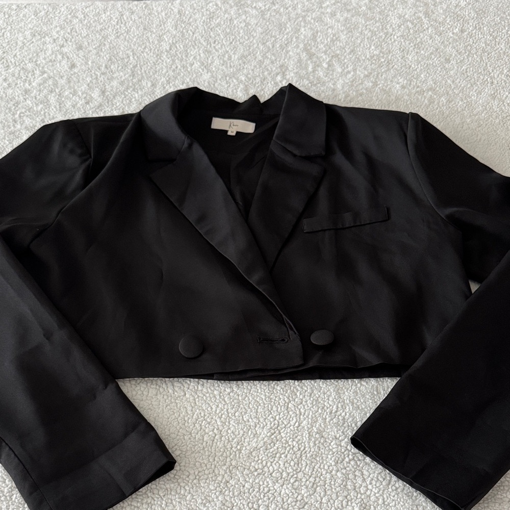 Elegant Black Women's Cropped Blaser